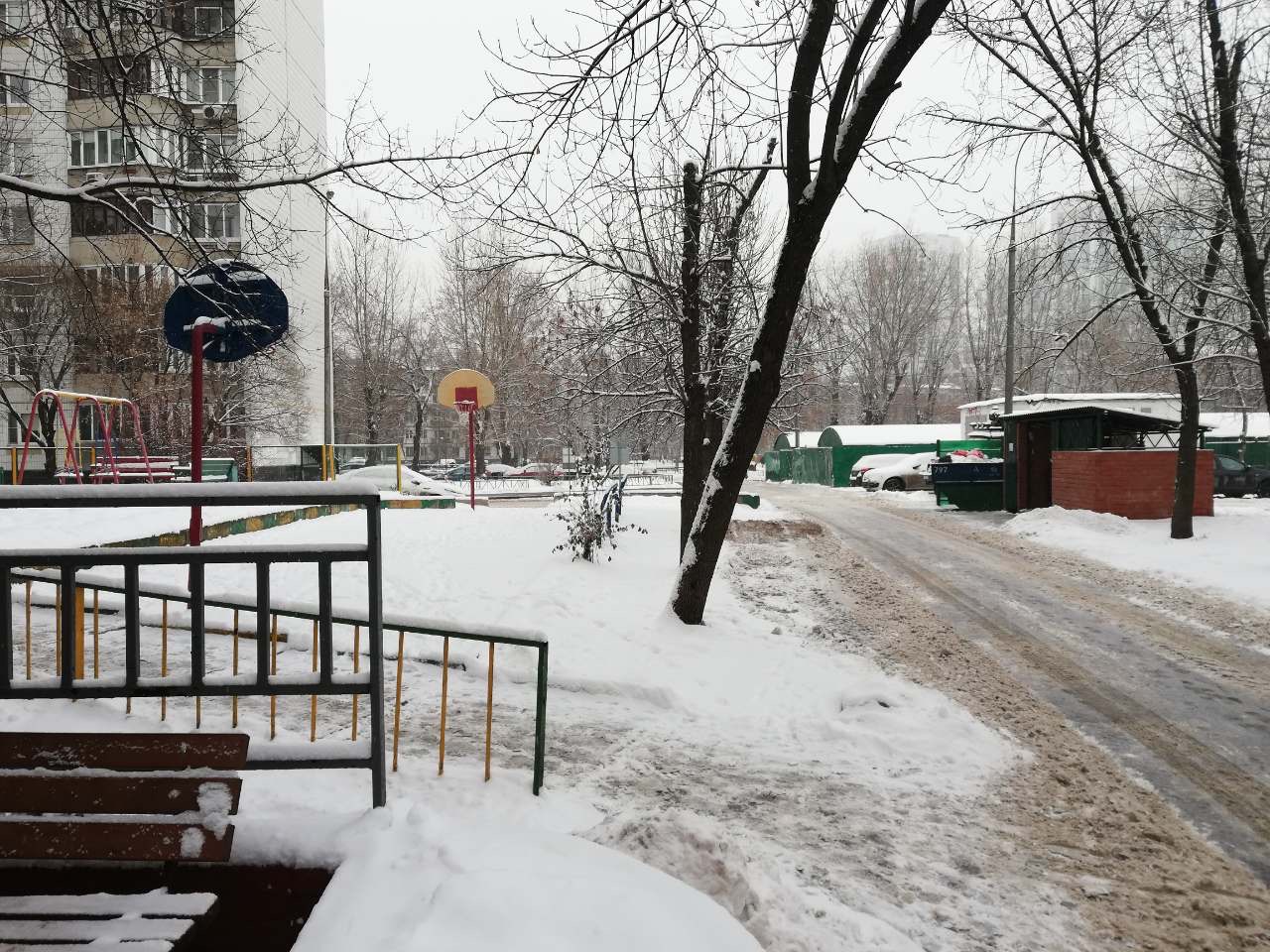 г. Москва, ул. Халтуринская, д. 18-придомовая территория