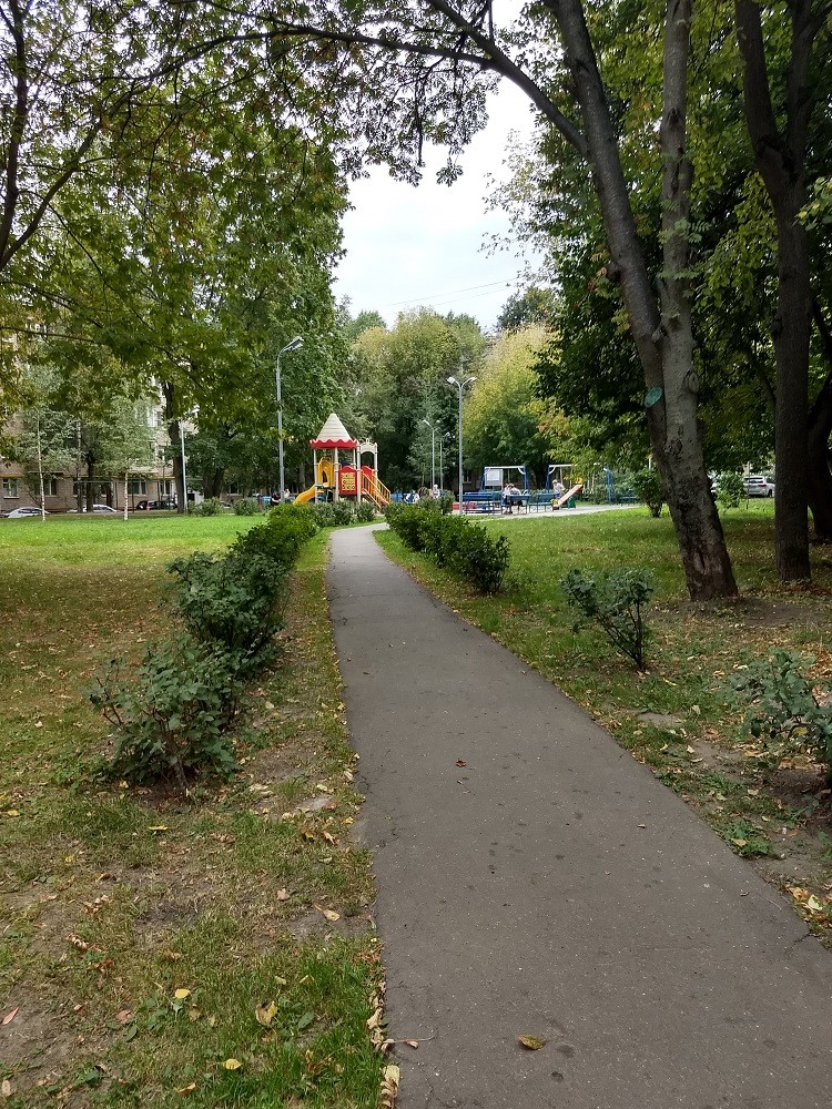 г. Москва, б-р. Яна Райниса, д. 11-придомовая территория