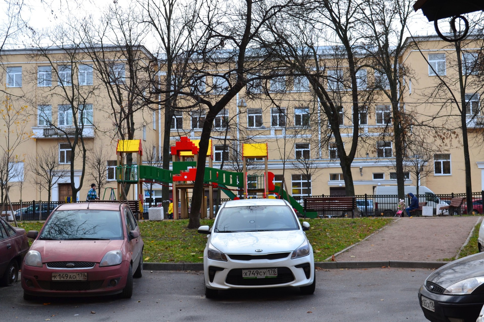 г. Санкт-Петербург, ул. 10-я Советская, д. 9 А-придомовая территория