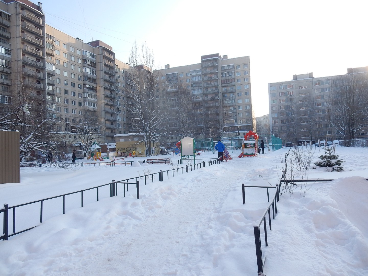 г. Санкт-Петербург, пр-кт. Большевиков, д. 3, к. 2-придомовая территория