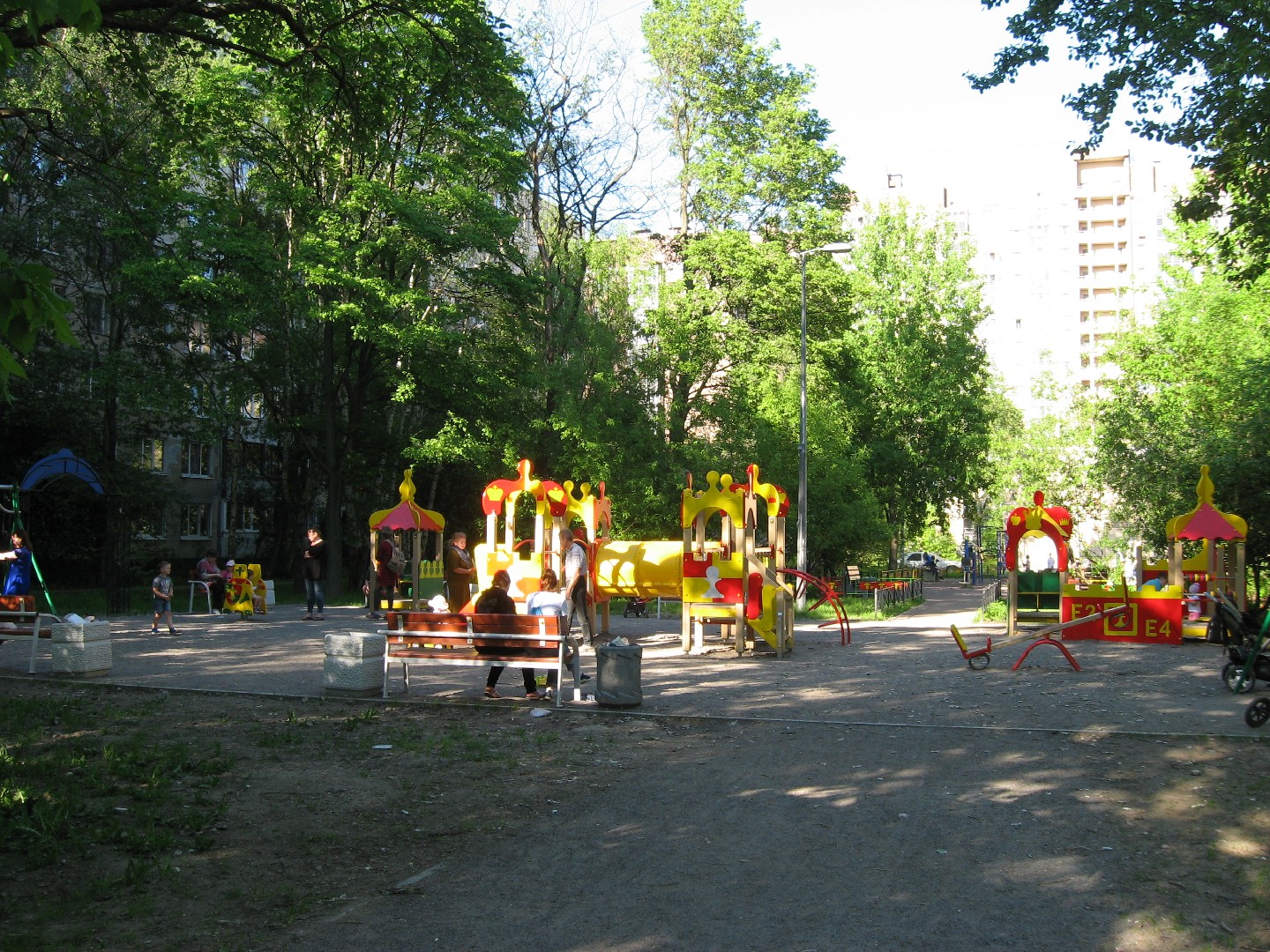 г. Санкт-Петербург, пр-кт. Большевиков, д. 13, к. 2-придомовая территория