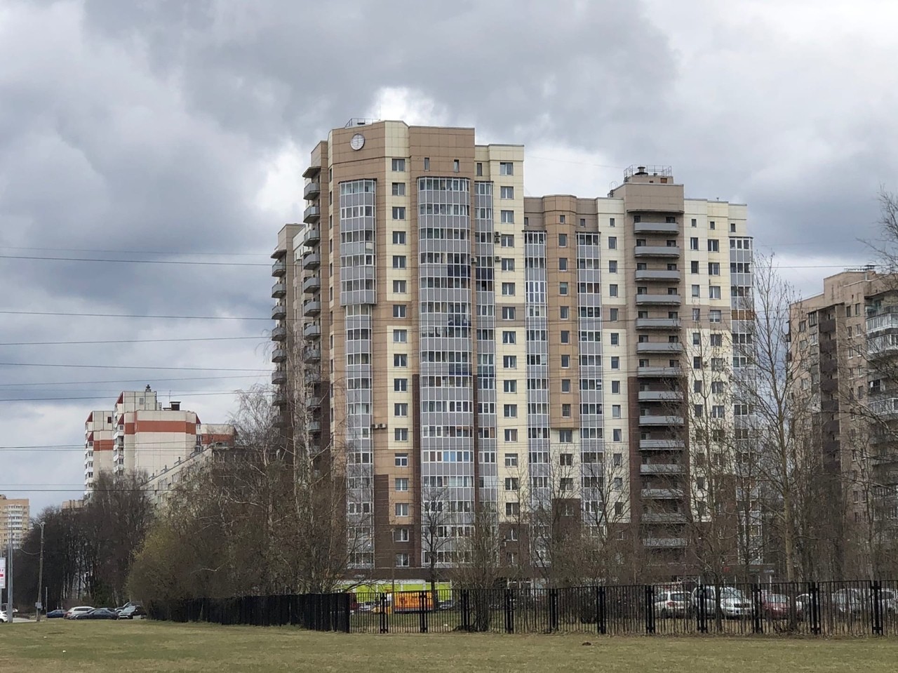 г. Санкт-Петербург, ул. Вавиловых, д. 19-фасад здания