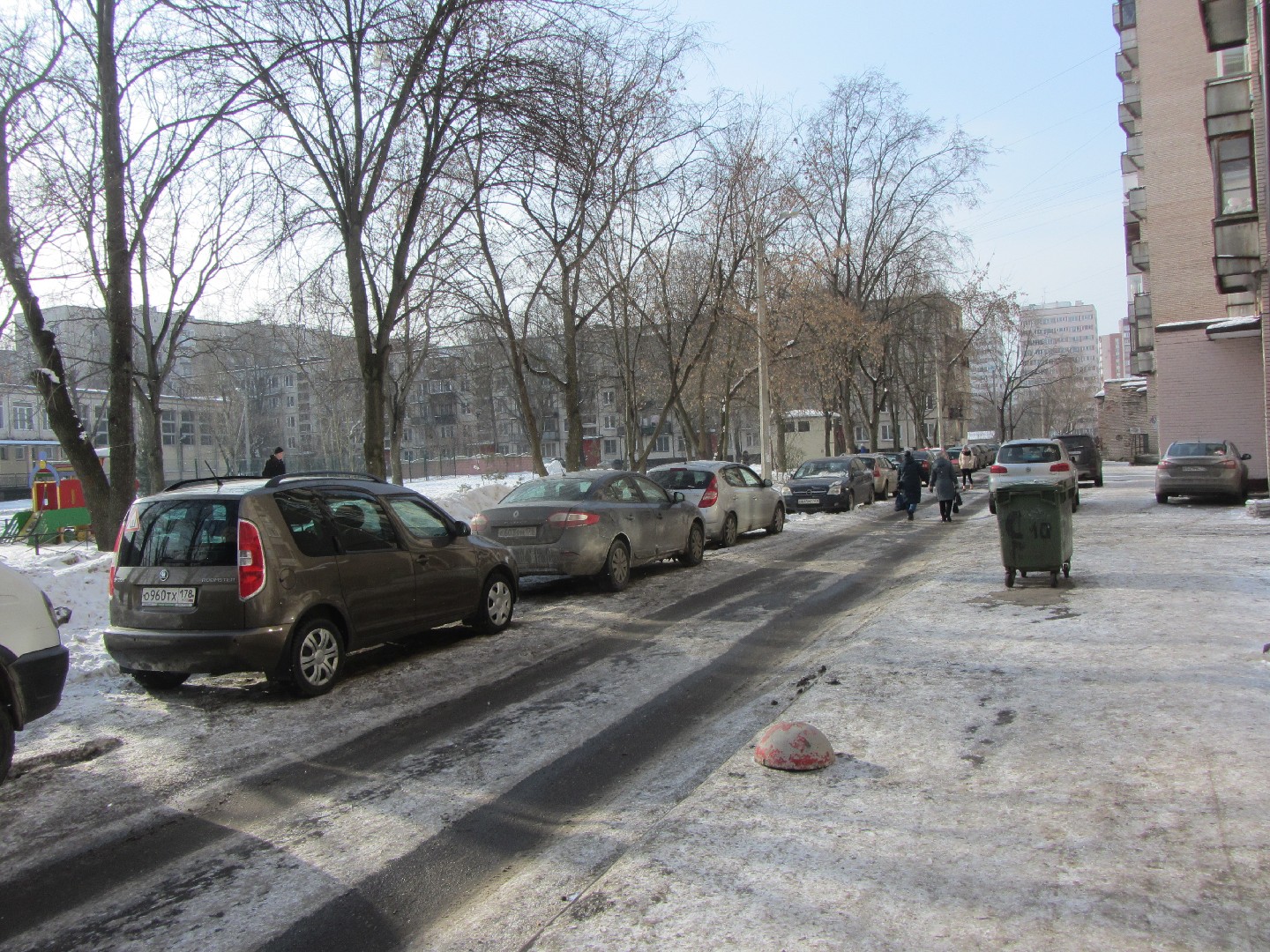 г. Санкт-Петербург, пр-кт. Ветеранов, д. 78-придомовая территория