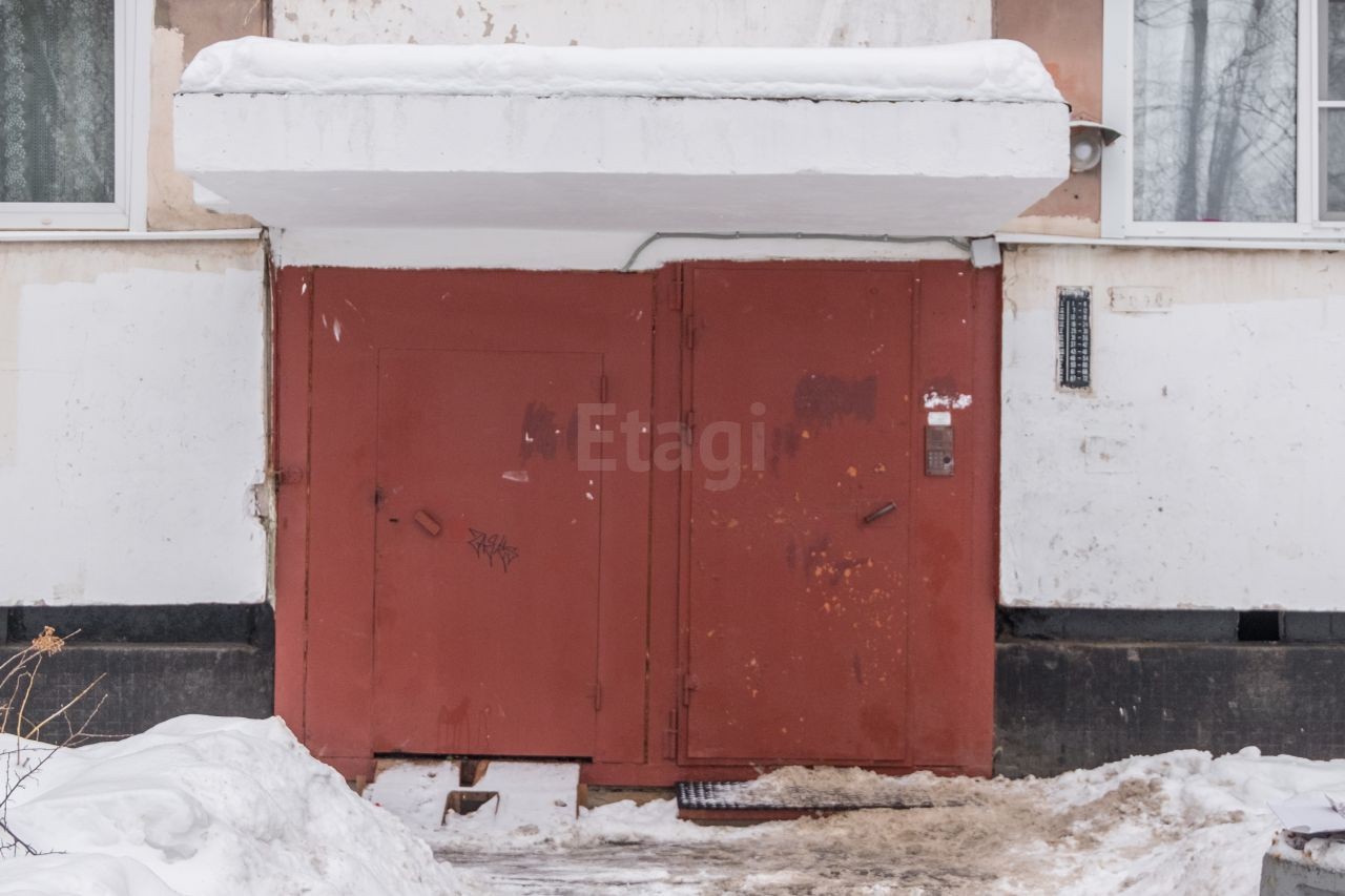 г. Санкт-Петербург, пр-кт. Ветеранов, д. 82-вход снаружи