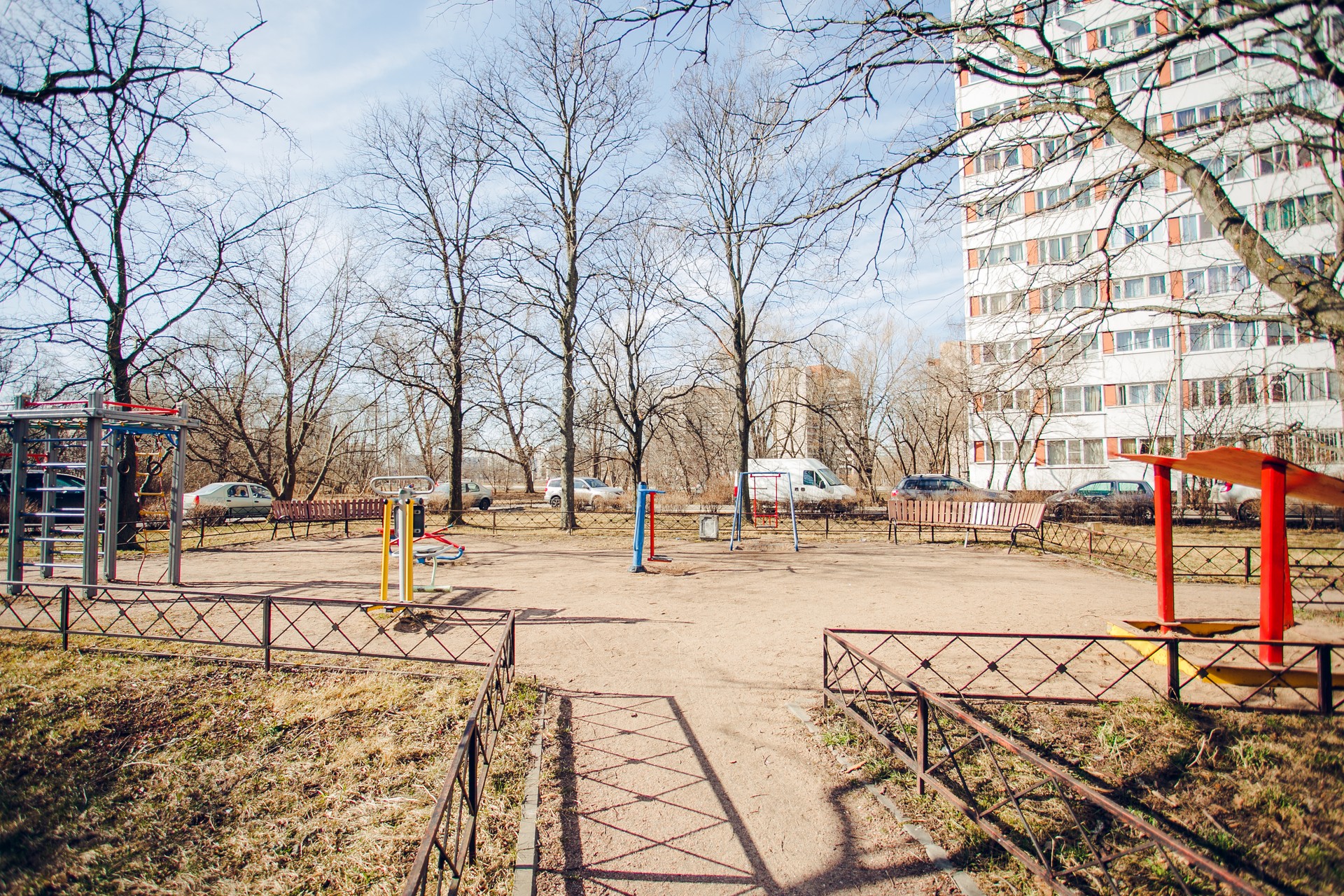 г. Санкт-Петербург, ул. Добровольцев, д. 18-придомовая территория