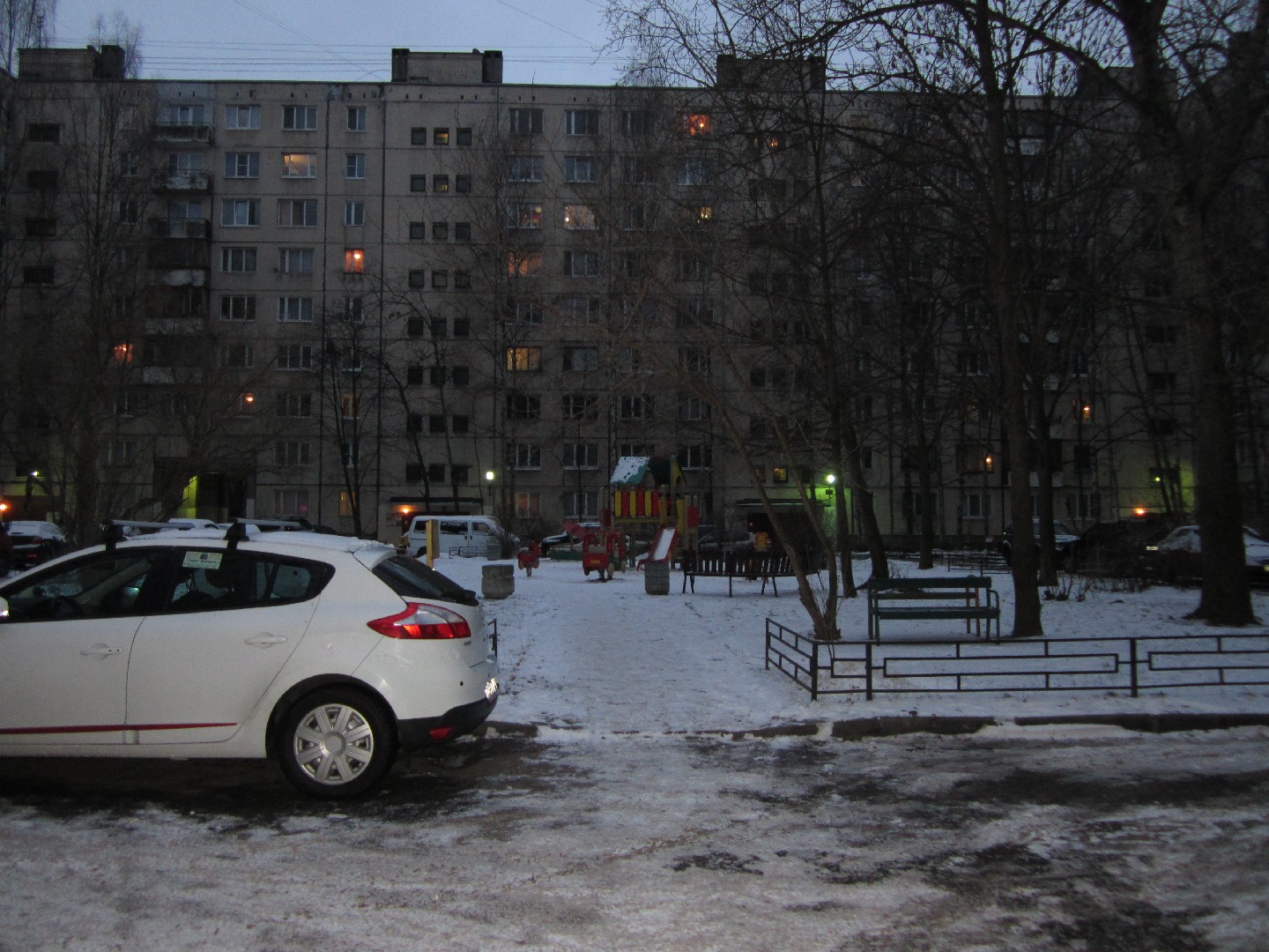 г. Санкт-Петербург, пр-кт. Искровский, д. 30-придомовая территория