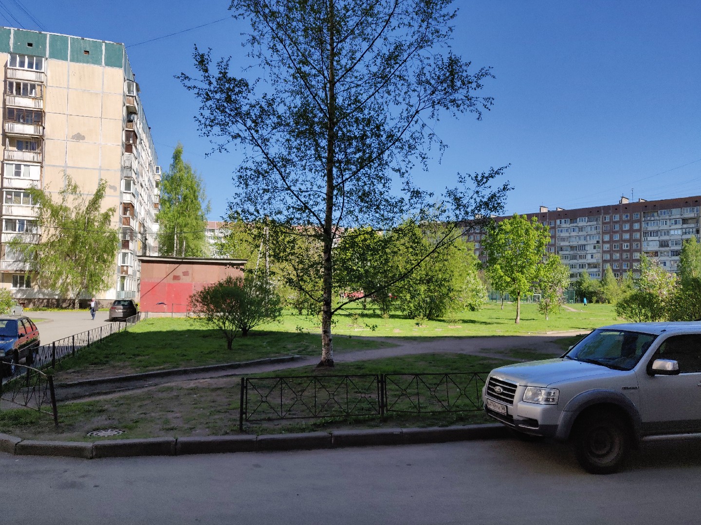 г. Санкт-Петербург, г. Колпино, ул. Ижорского Батальона, д. 7-придомовая территория