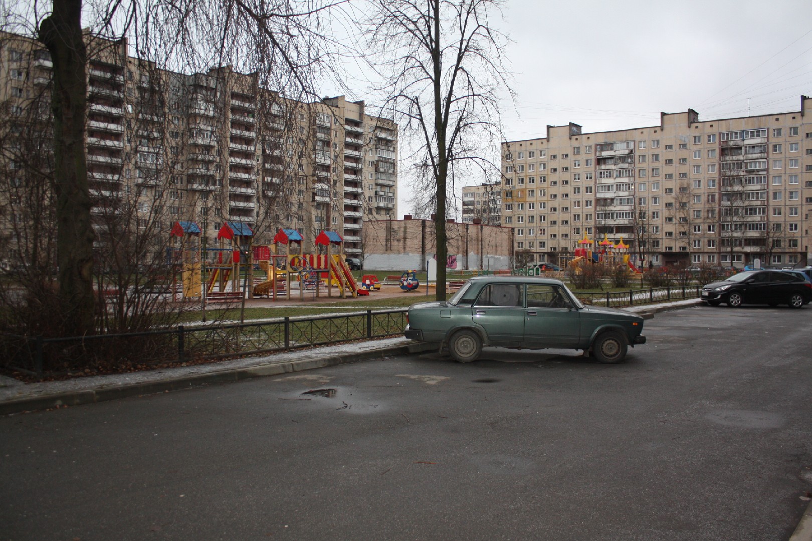 г. Санкт-Петербург, г. Колпино, ул. Красных Партизан, д. 4-придомовая территория