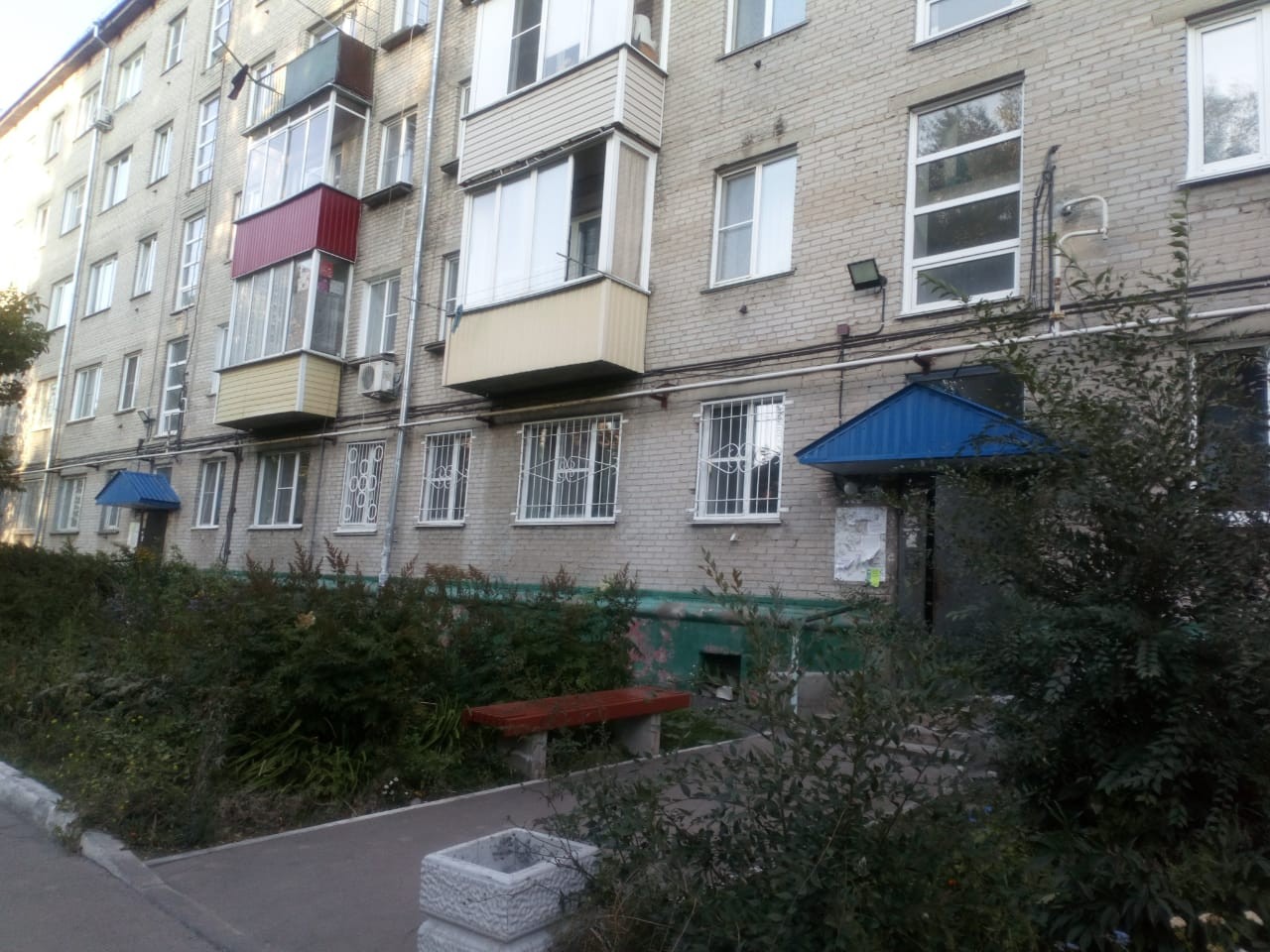 край. Алтайский, г. Барнаул, пр-кт. Космонавтов, д. 29-фасад здания