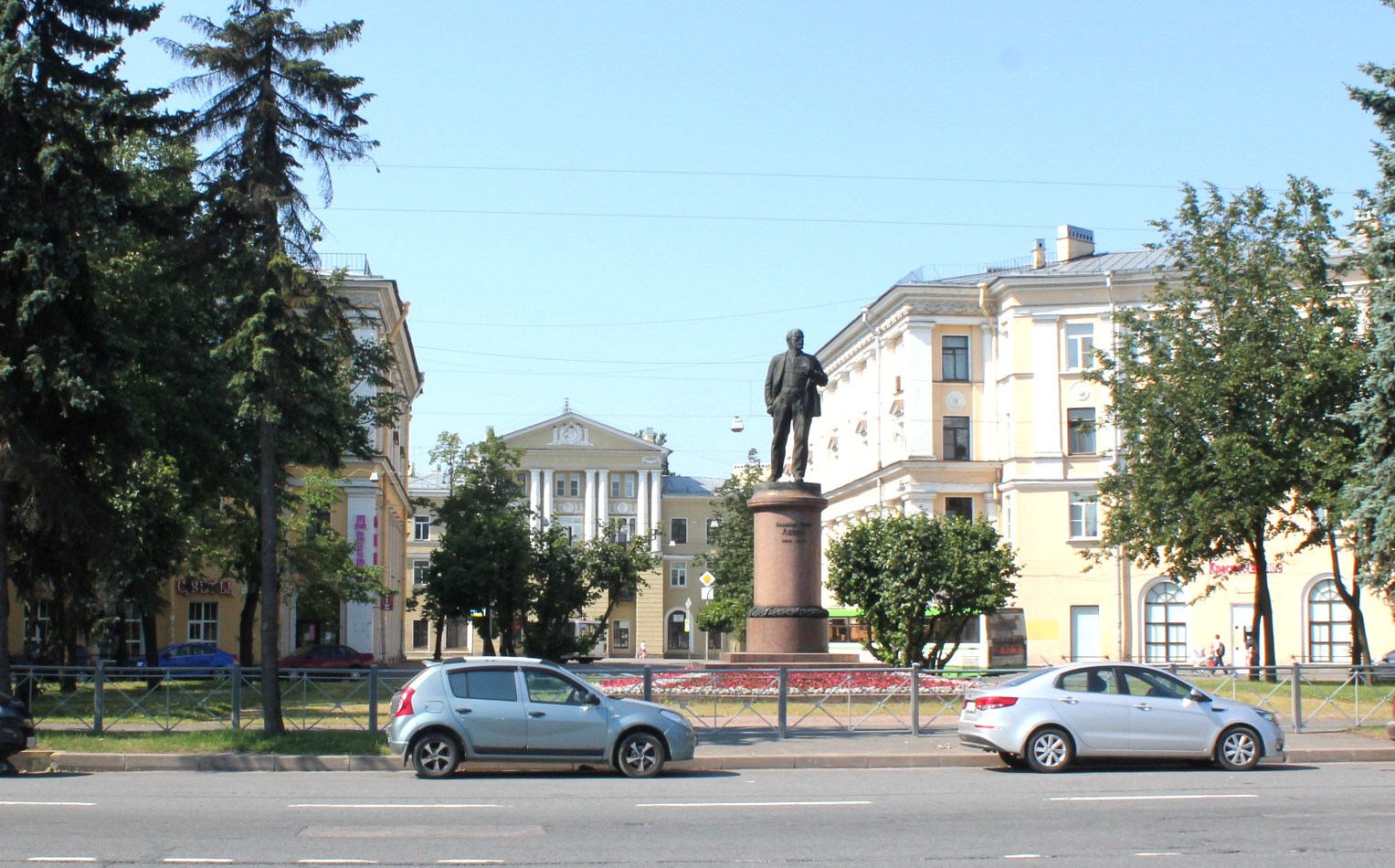 г. Санкт-Петербург, г. Колпино, ул. Октябрьская, д. 33-придомовая территория