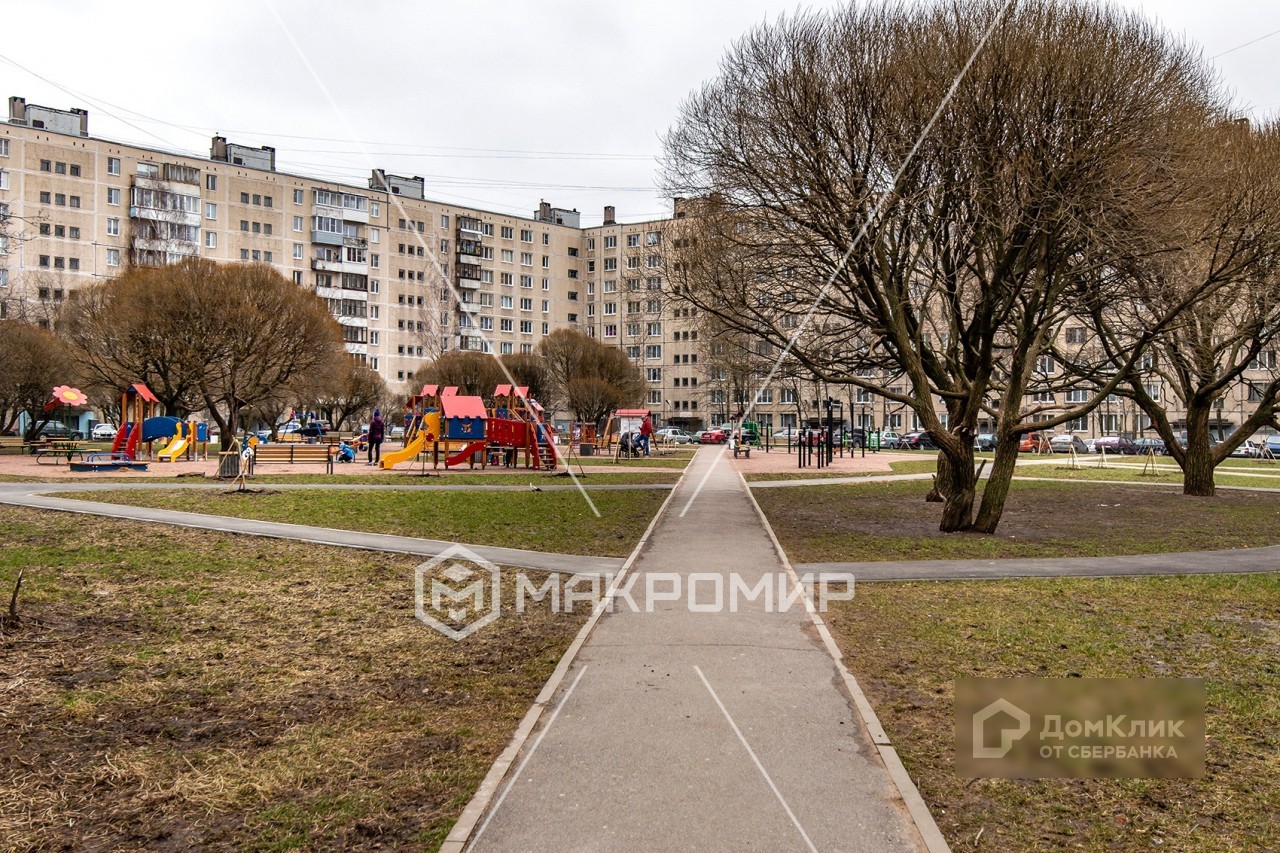 г. Санкт-Петербург, г. Колпино, б-р. Трудящихся, д. 2-придомовая территория