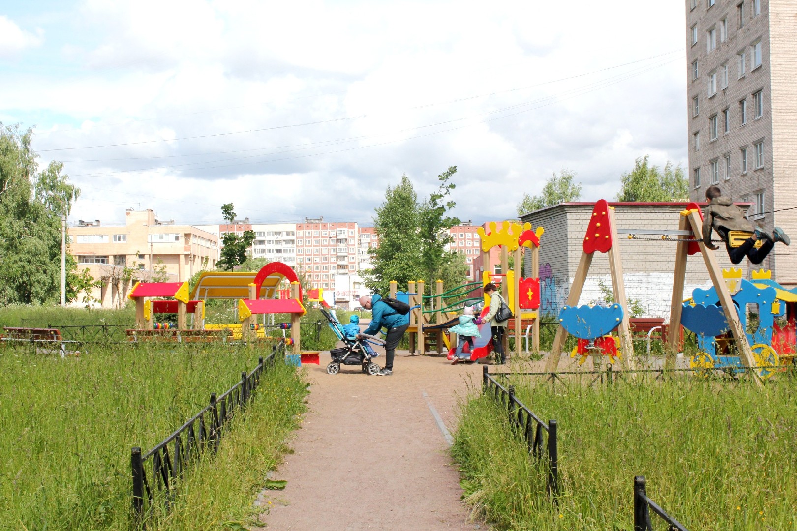 г. Санкт-Петербург, г. Колпино, б-р. Трудящихся, д. 33, к. 2-придомовая территория