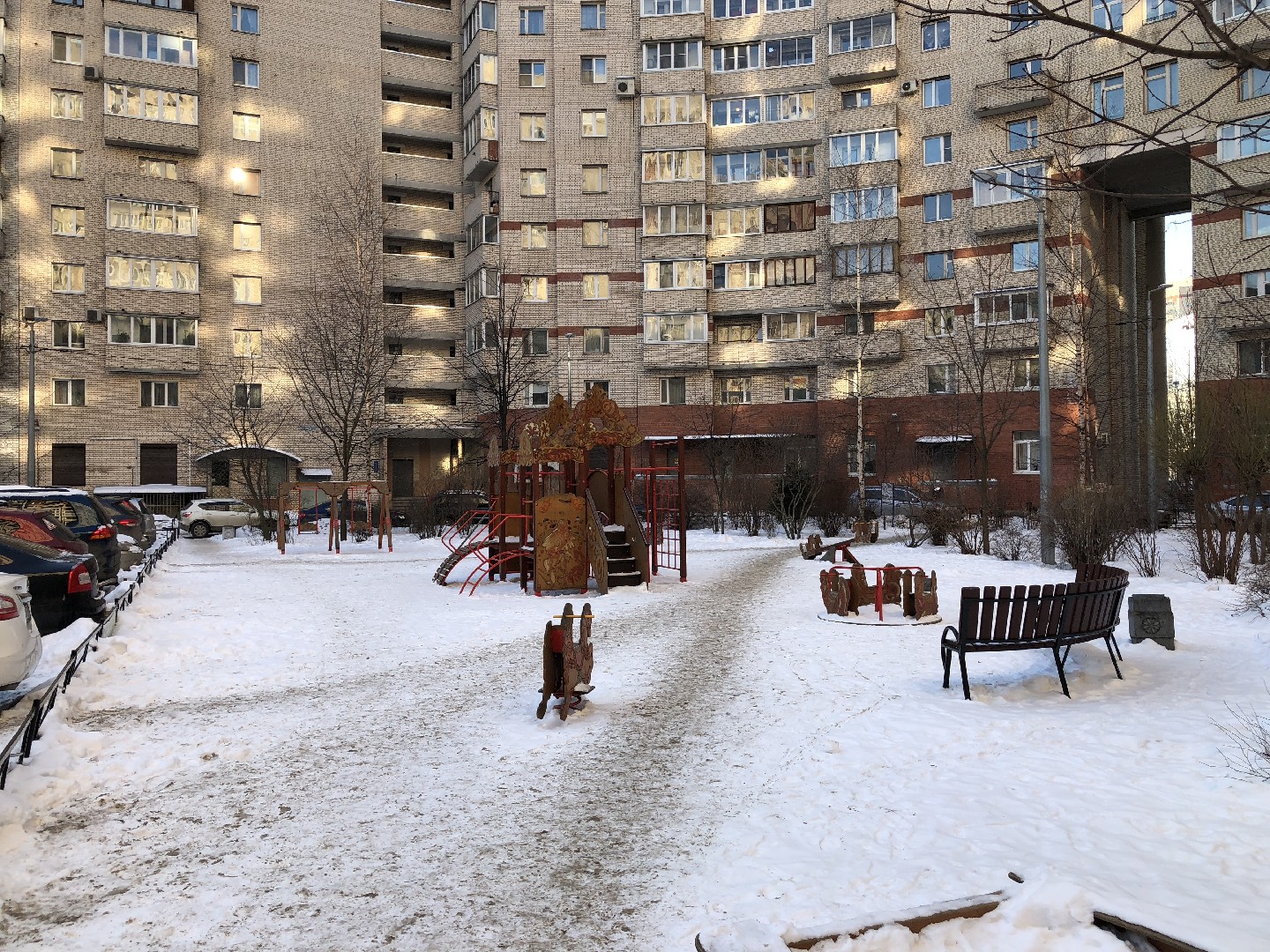 г. Санкт-Петербург, пр-кт. Комендантский, д. 11-придомовая территория