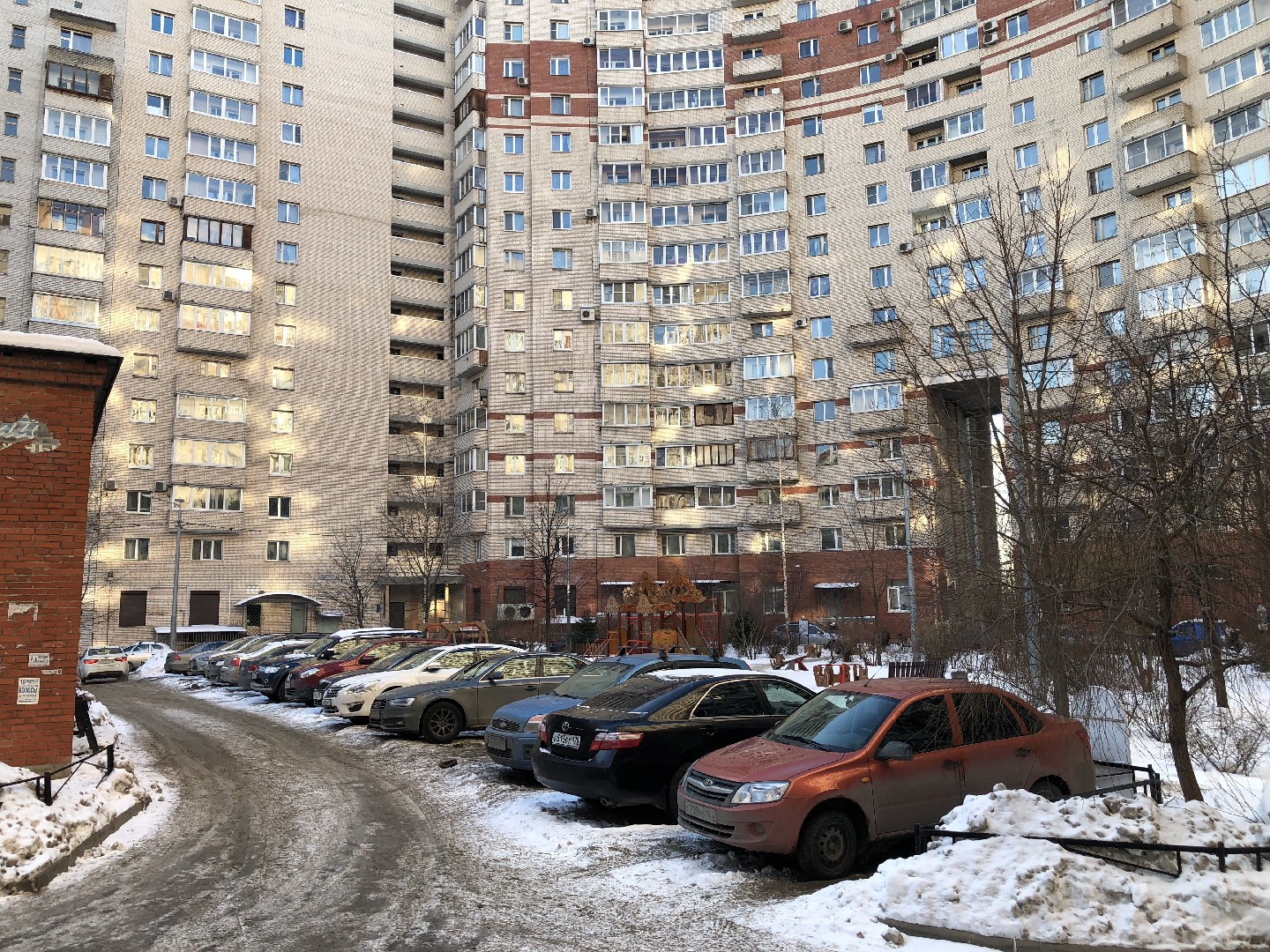 г. Санкт-Петербург, пр-кт. Комендантский, д. 11-придомовая территория