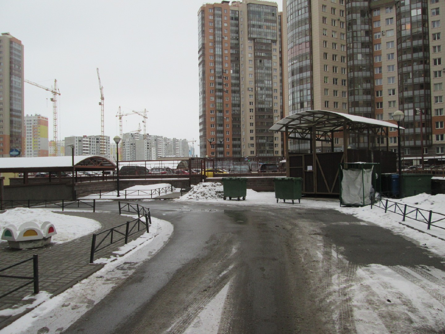 г. Санкт-Петербург, пр-кт. Королева, д. 61, лит. А-придомовая территория