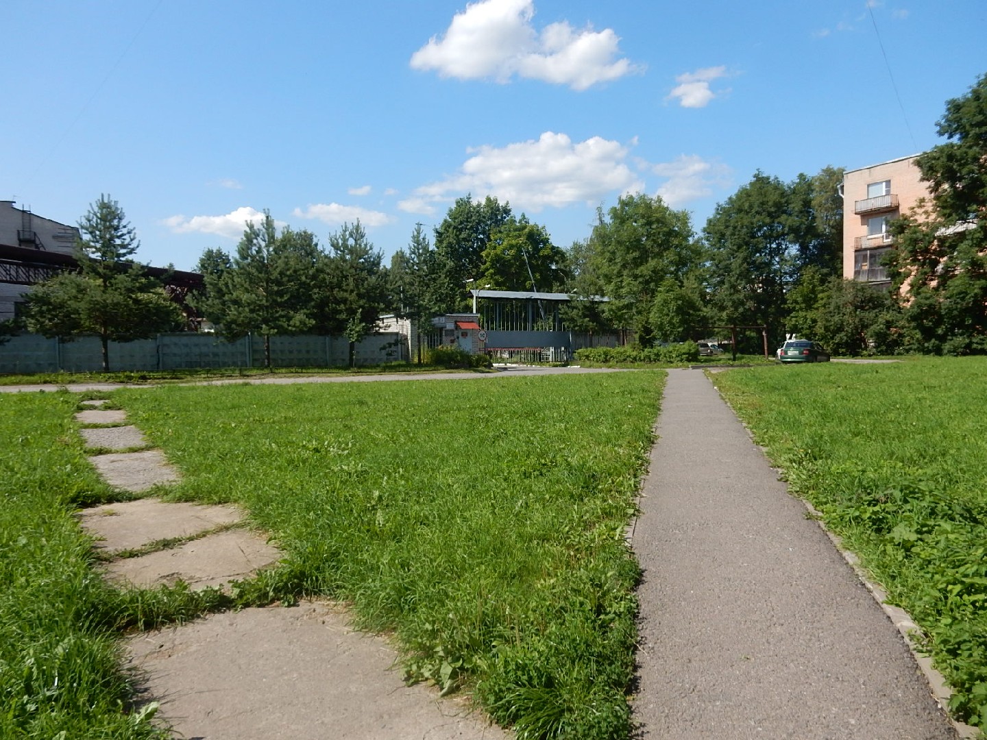 г. Санкт-Петербург, г. Красное Село, ул. Лермонтова, д. 4-придомовая территория