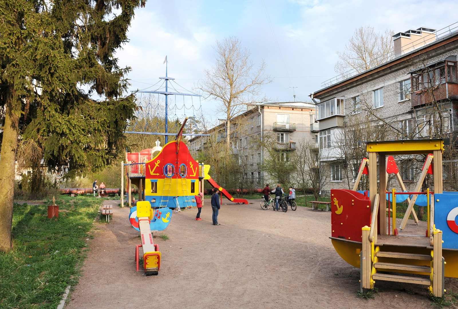 г. Санкт-Петербург, г. Красное Село, тер. Хвойный, д. 92-придомовая территория