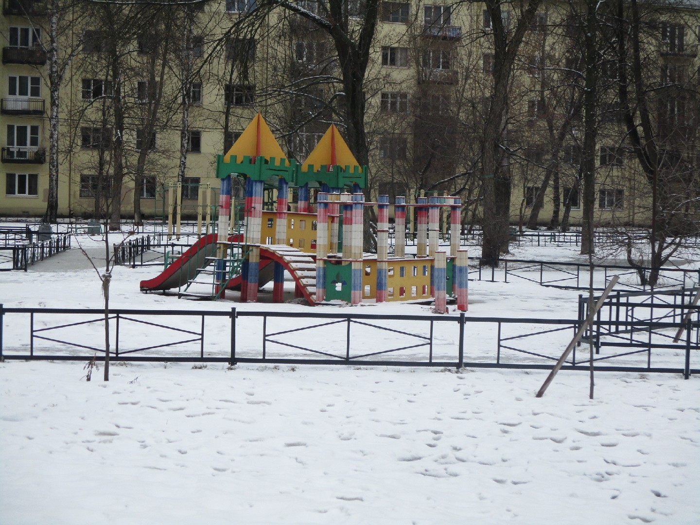 г. Санкт-Петербург, пр-кт. Лесной, д. 37, к. 1, лит. А-придомовая территория