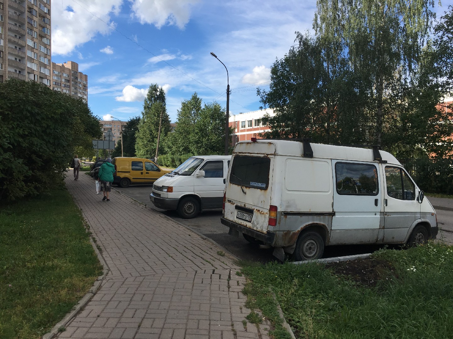 г. Санкт-Петербург, п. Металлострой, ул. Полевая, д. 2/30-придомовая территория