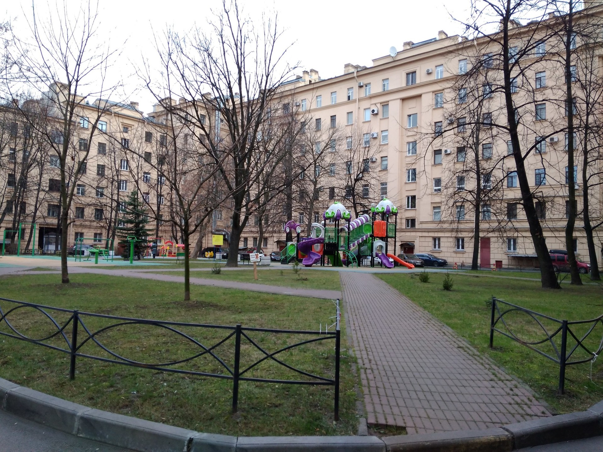 г. Санкт-Петербург, пр-кт. Московский, д. 153, лит. А-придомовая территория