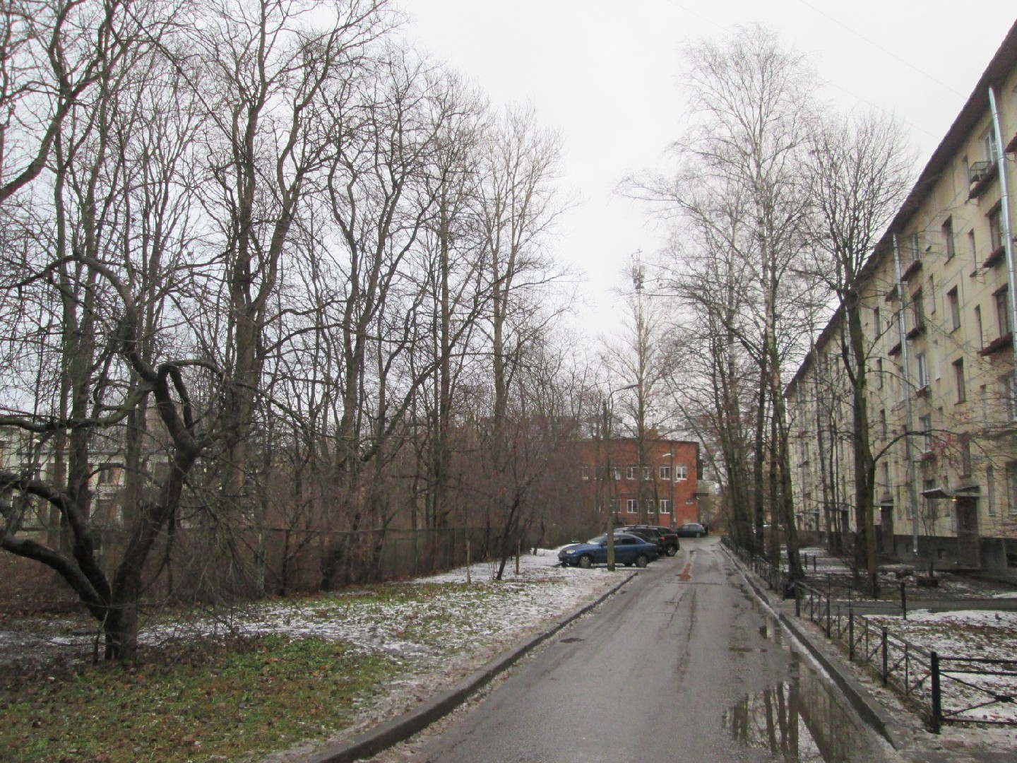 г. Санкт-Петербург, б-р. Новаторов, д. 14, лит. А-придомовая территория