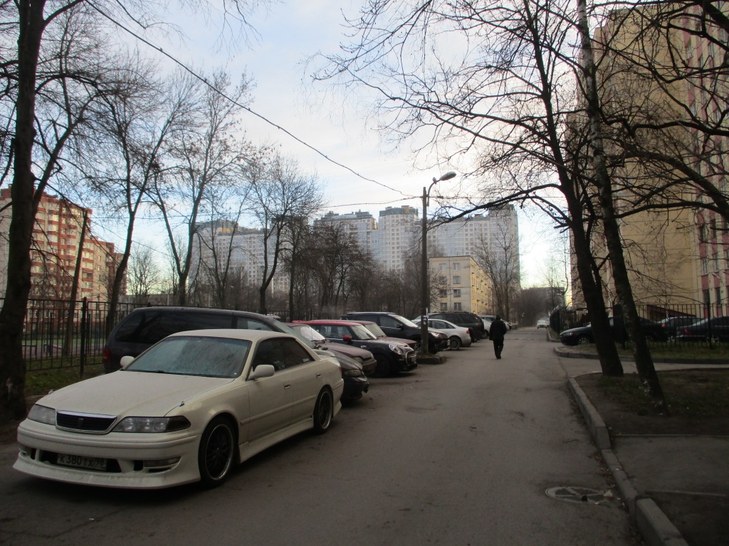 г. Санкт-Петербург, б-р. Новаторов, д. 20, лит. А-придомовая территория