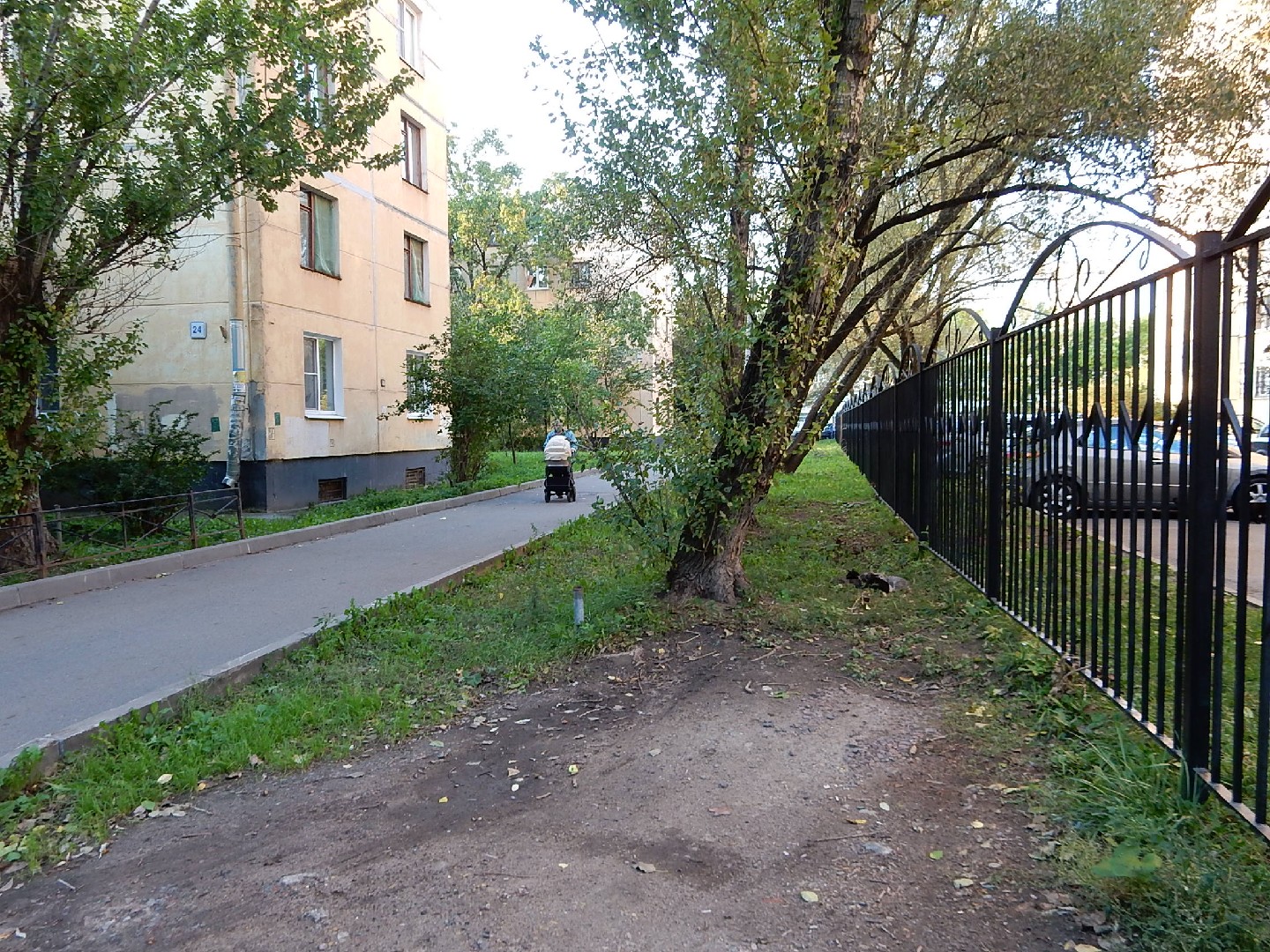 г. Санкт-Петербург, б-р. Новаторов, д. 24, лит. А-придомовая территория