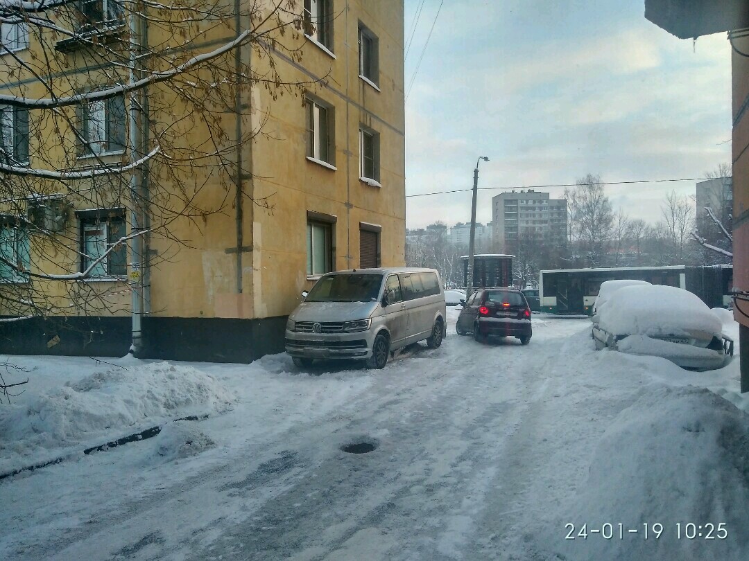 г. Санкт-Петербург, б-р. Новаторов, д. 29, лит. А-придомовая территория