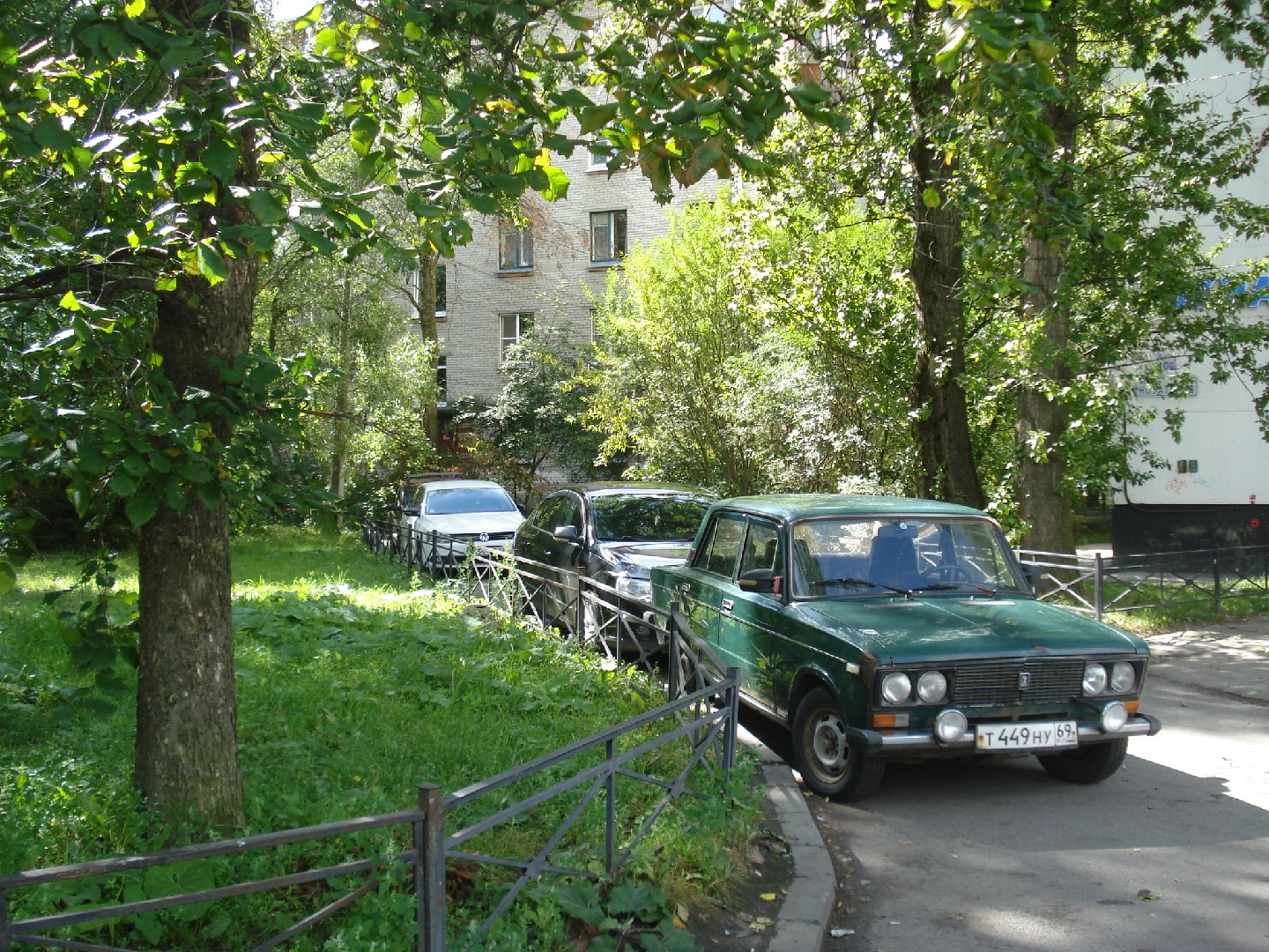 г. Санкт-Петербург, б-р. Новаторов, д. 108, лит. А-придомовая территория