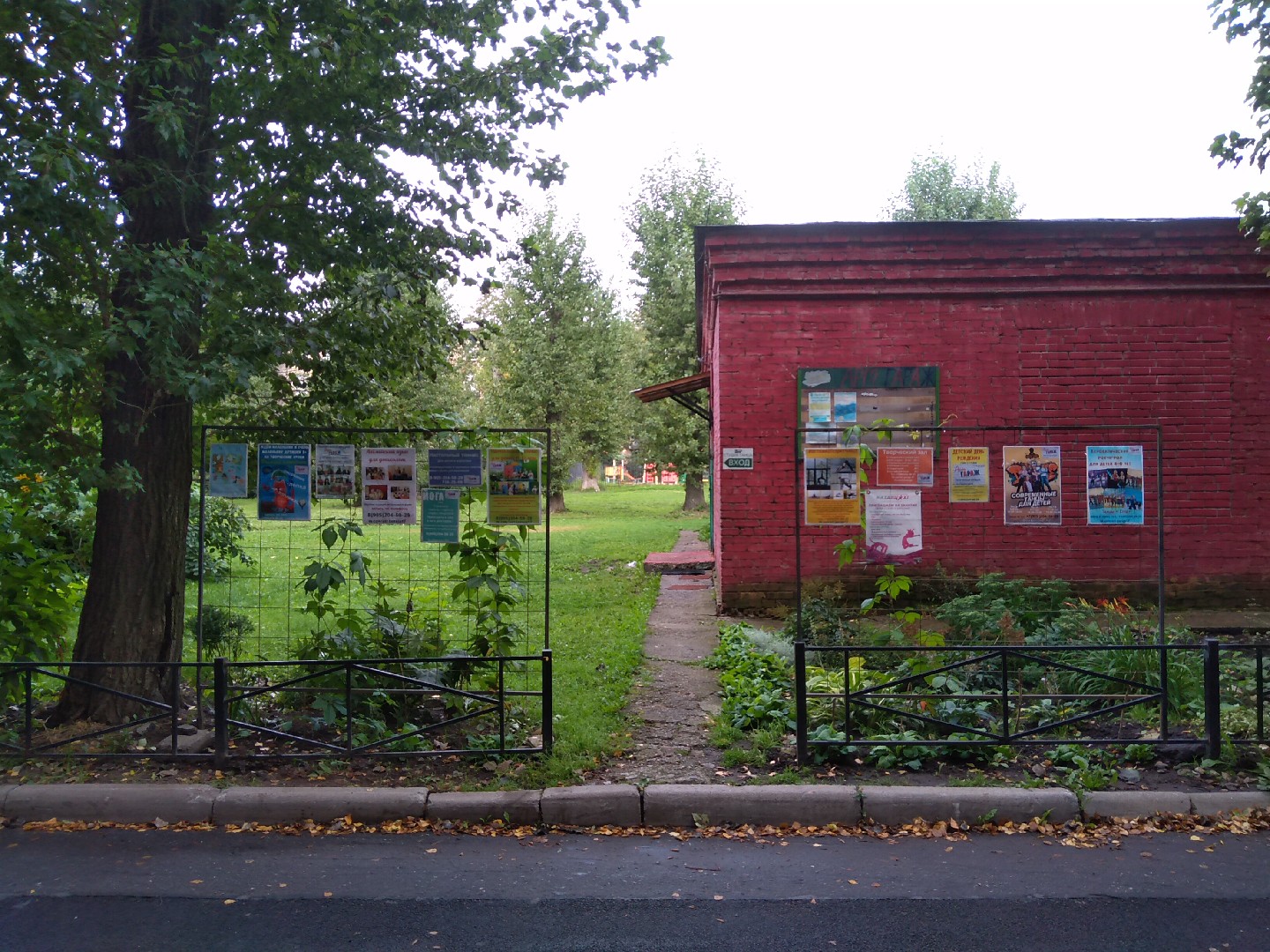 г. Санкт-Петербург, ул. Ольги Берггольц, д. 17, к. А-придомовая территория