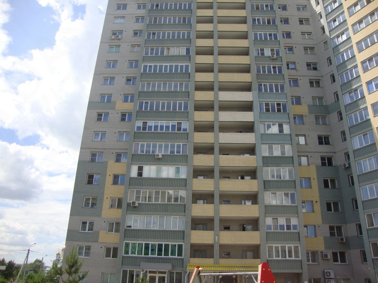 край. Алтайский, г. Барнаул, ул. Лазурная, д. 1-фасад здания