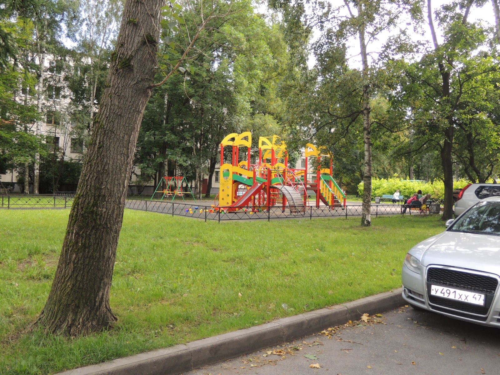 г. Санкт-Петербург, ул. Партизана Германа, д. 6-придомовая территория