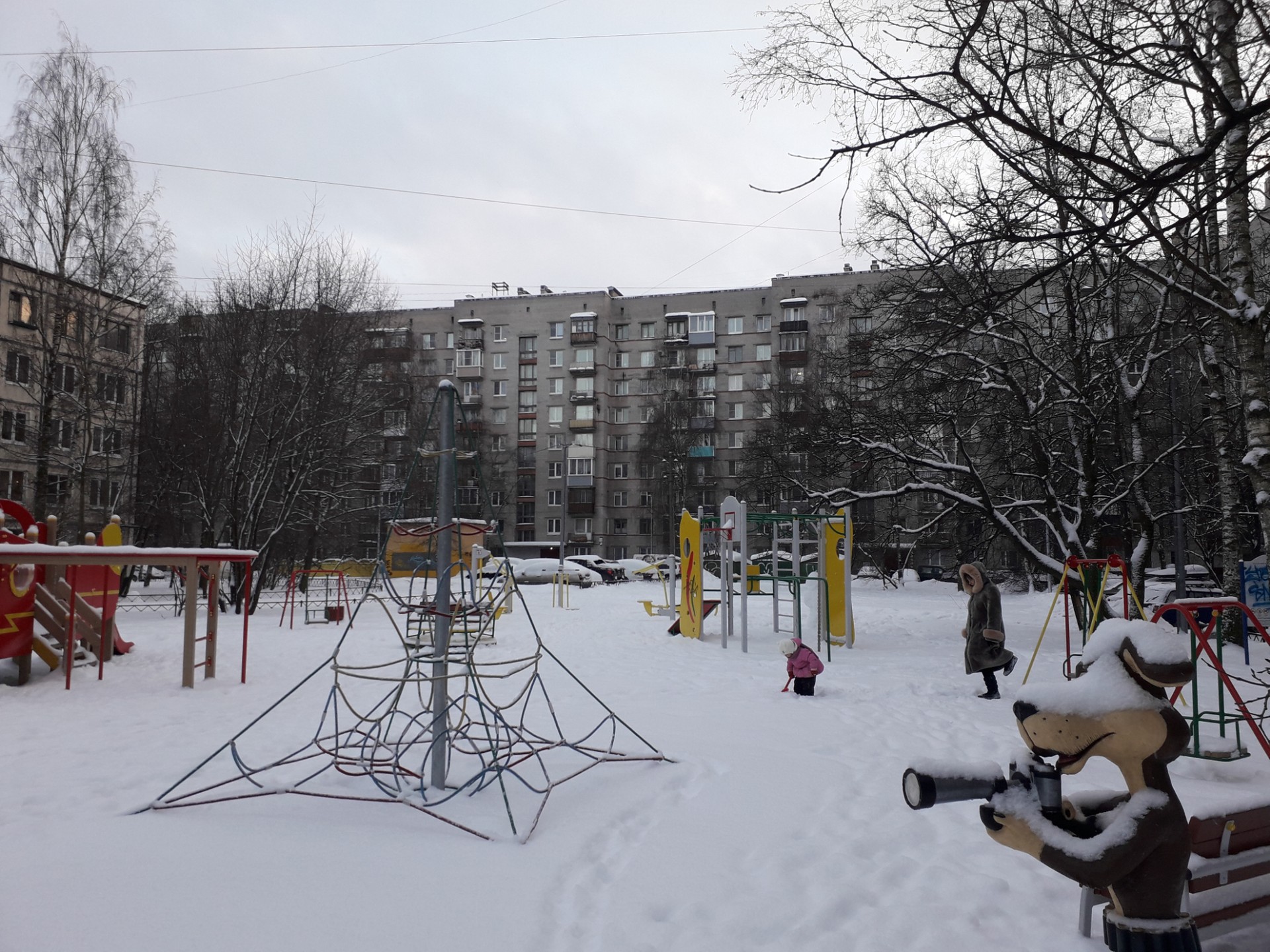 г. Санкт-Петербург, ул. Партизана Германа, д. 12-придомовая территория