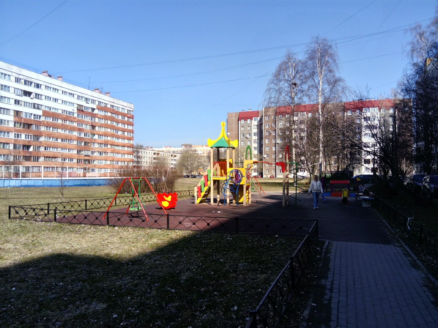 г. Санкт-Петербург, ул. Партизана Германа, д. 23-придомовая территория