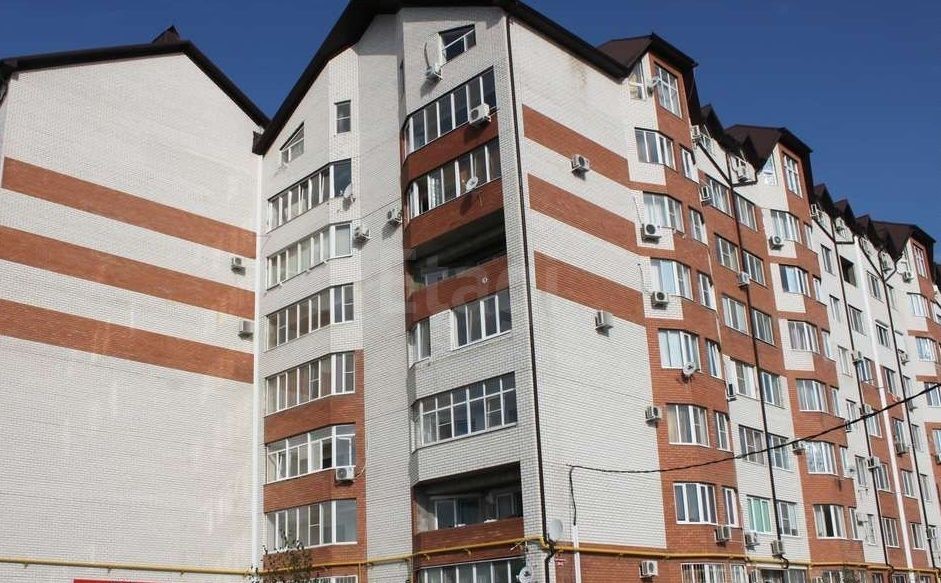 край. Алтайский, г. Барнаул, ул. Лазурная, д. 24-фасад здания