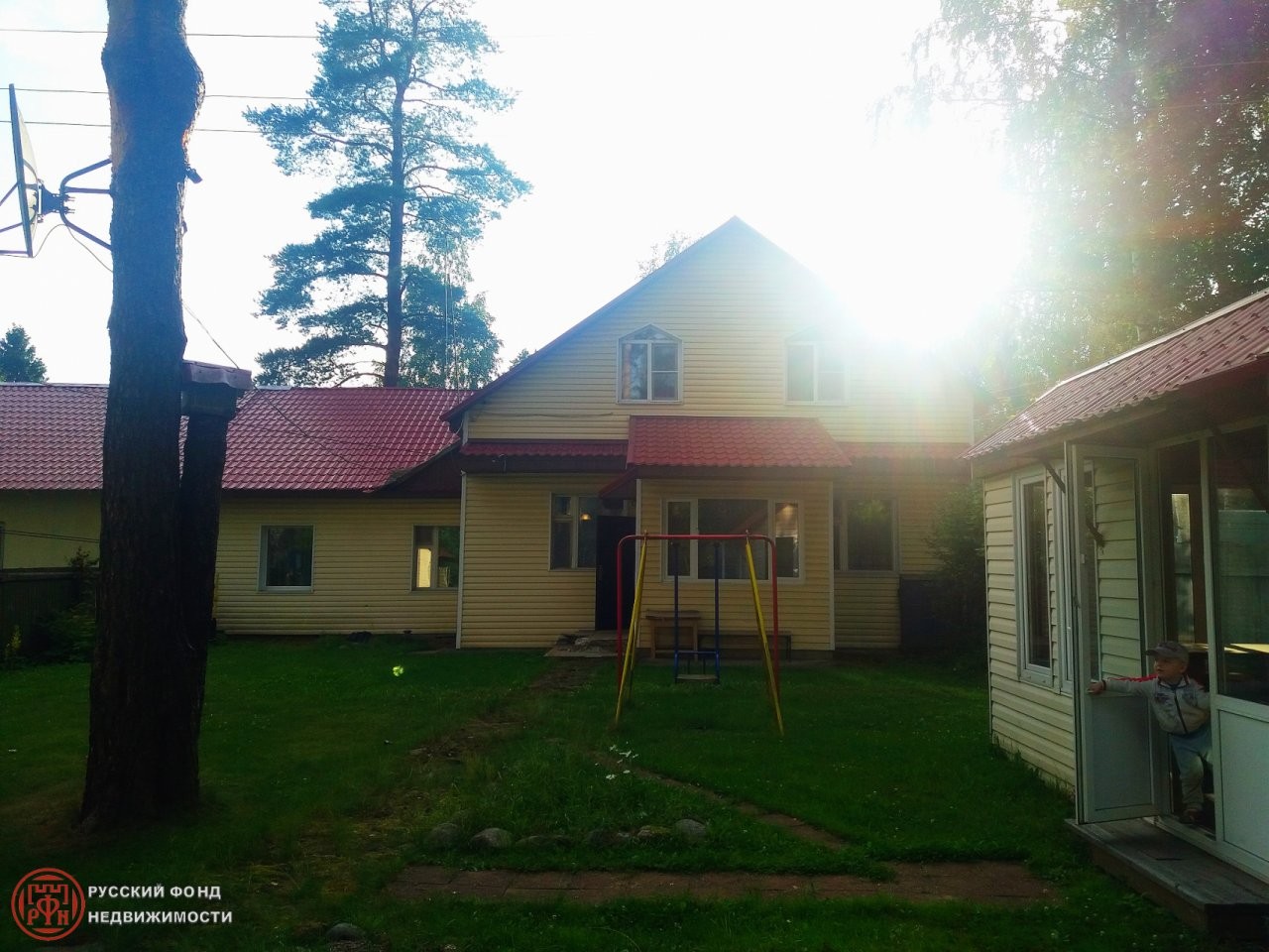 г. Санкт-Петербург, п. Песочный, городок. Военный, д. 20-придомовая территория