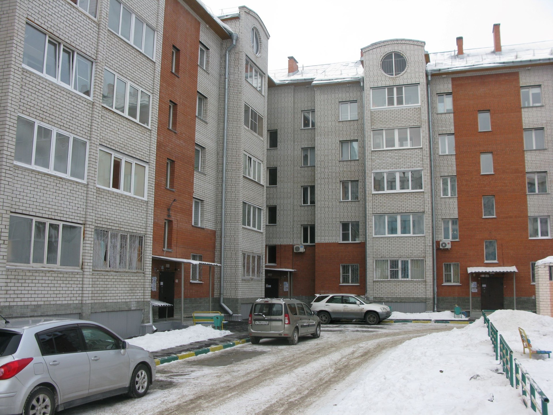 край. Алтайский, г. Барнаул, ул. Лазурная, д. 40-фасад здания