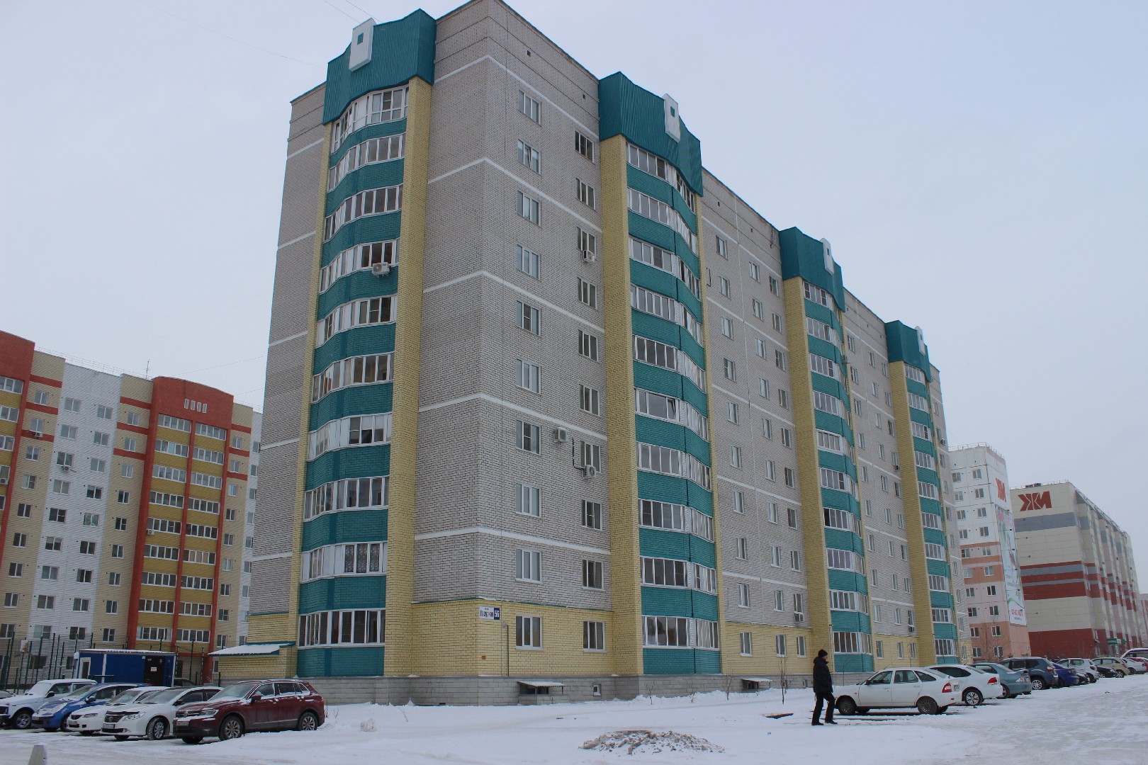 край. Алтайский, г. Барнаул, ул. Лазурная, д. 56-фасад здания