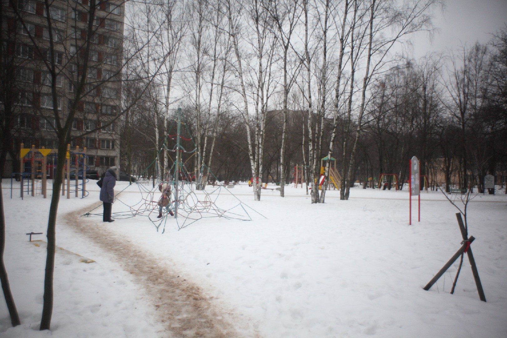 г. Санкт-Петербург, ул. Пражская, д. 37, к. 3 литера А-придомовая территория