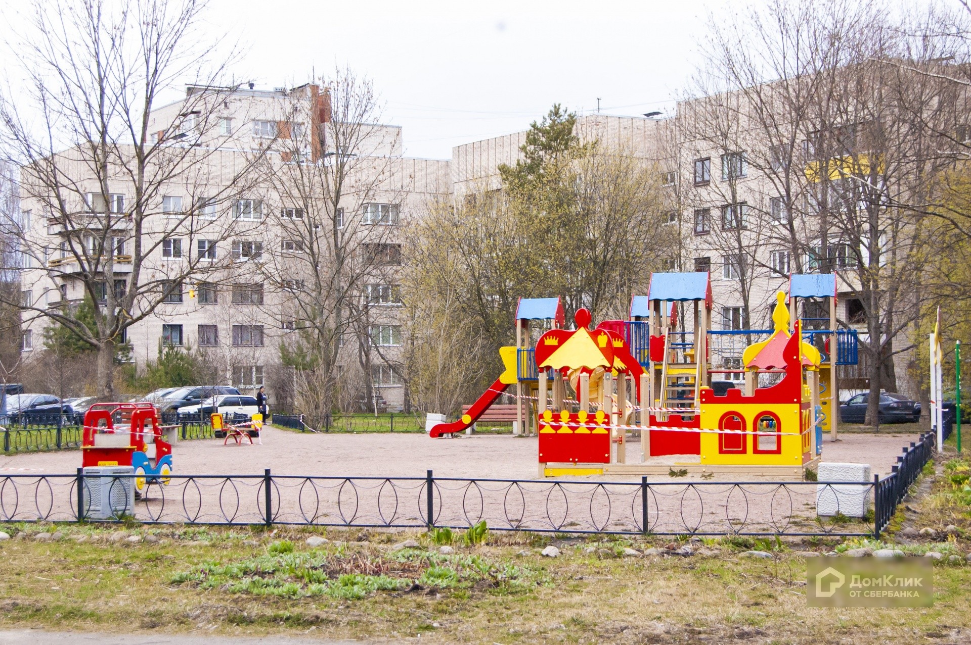 г. Санкт-Петербург, г. Пушкин, б-р. Алексея Толстого, д. 3-придомовая территория