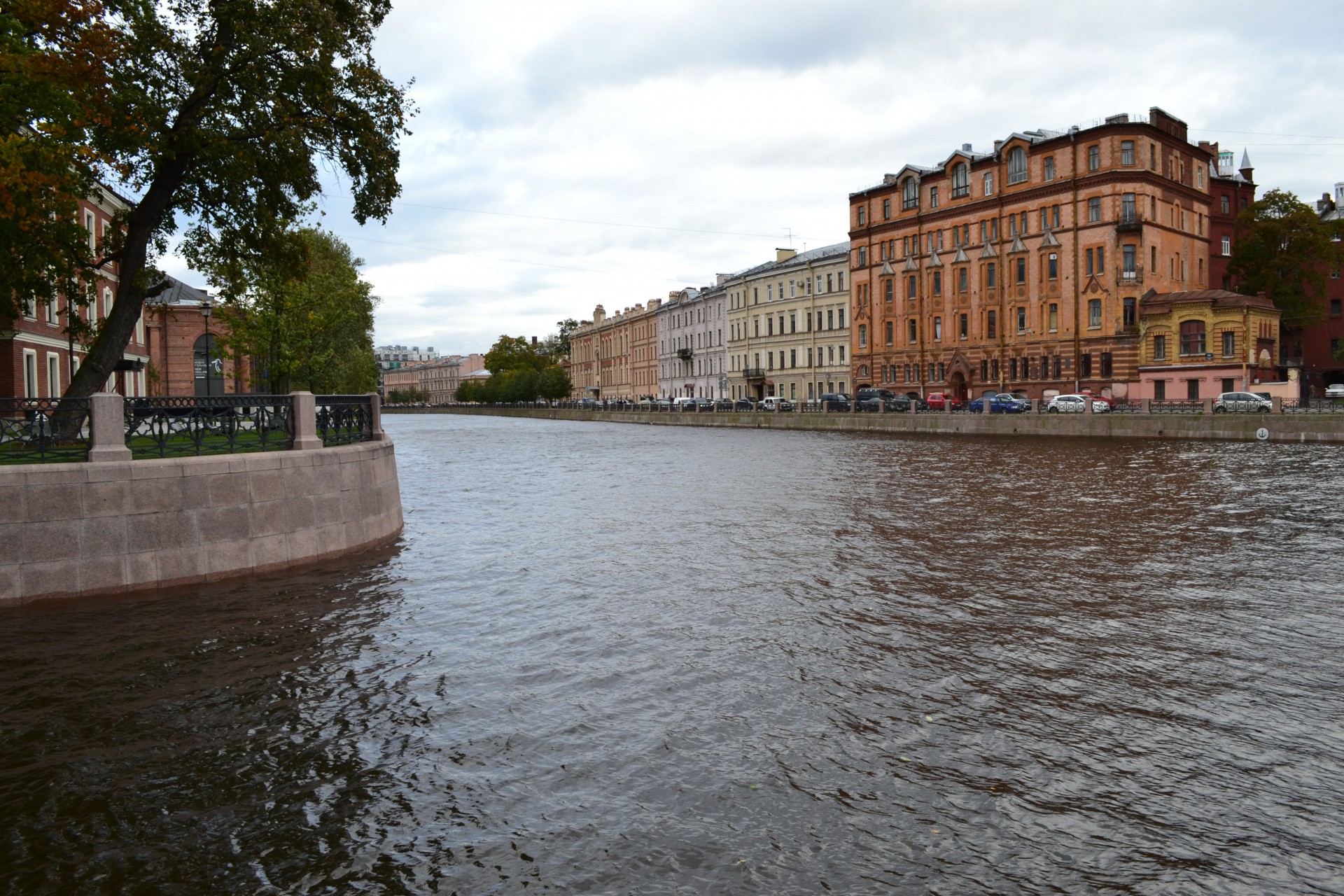 г. Санкт-Петербург, наб. Реки Мойки, д. 110-придомовая территория