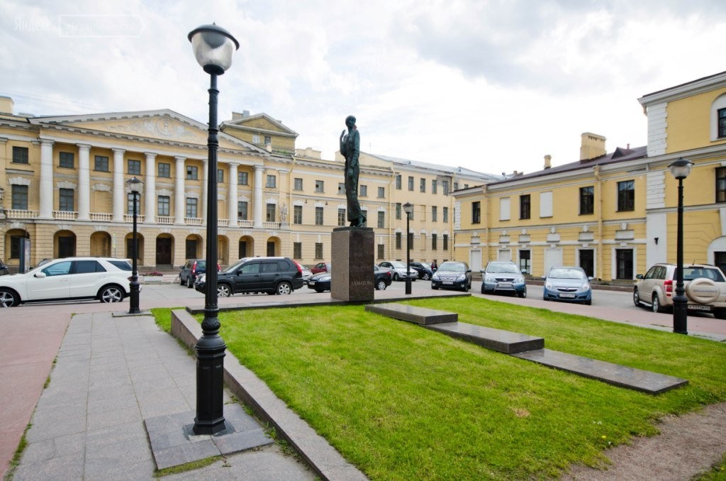 г. Санкт-Петербург, наб. Робеспьера, д. 12, лит. А-придомовая территория