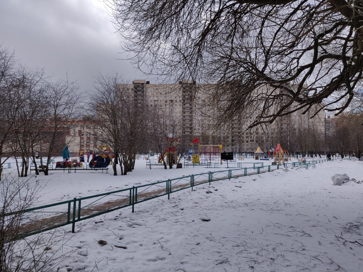 г. Санкт-Петербург, б-р. Серебристый, д. 15-придомовая территория