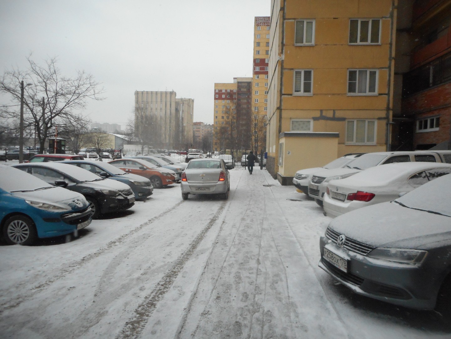 г. Санкт-Петербург, б-р. Серебристый, д. 38, лит. А-придомовая территория