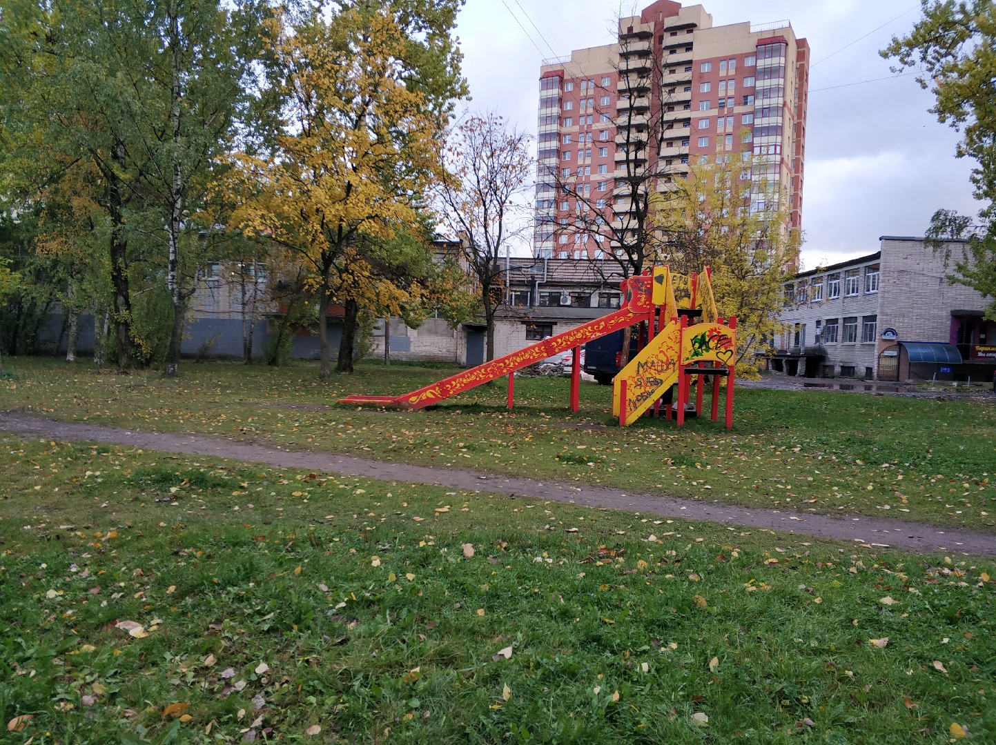 г. Санкт-Петербург, пр-кт. Славы, д. 29-придомовая территория