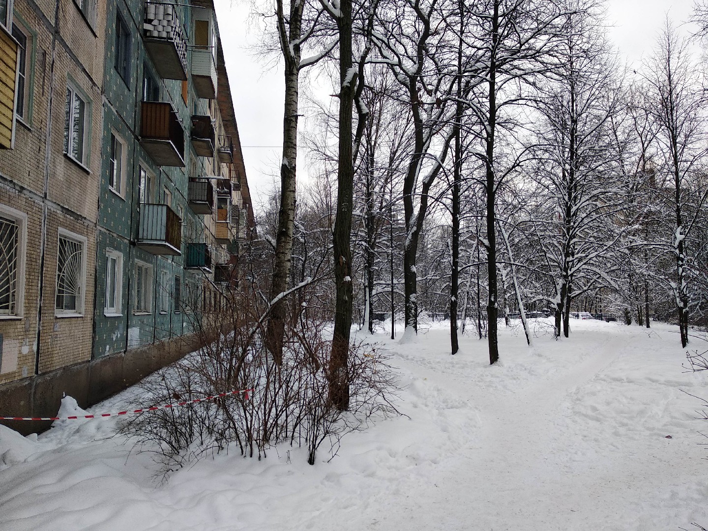 г. Санкт-Петербург, ул. Софьи Ковалевской, д. 13, к. 4, лит. А-придомовая территория