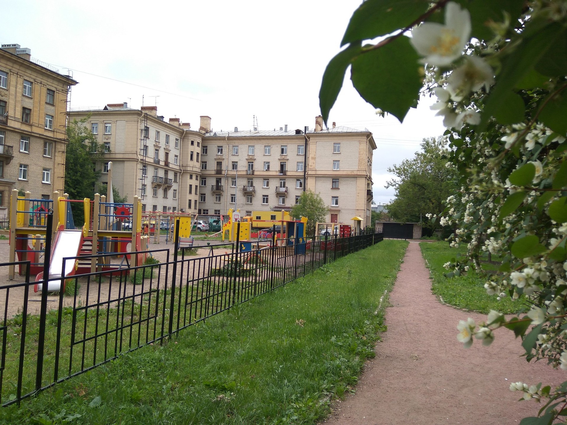 г. Санкт-Петербург, пр-кт. Стачек, д. 46, лит. А-придомовая территория