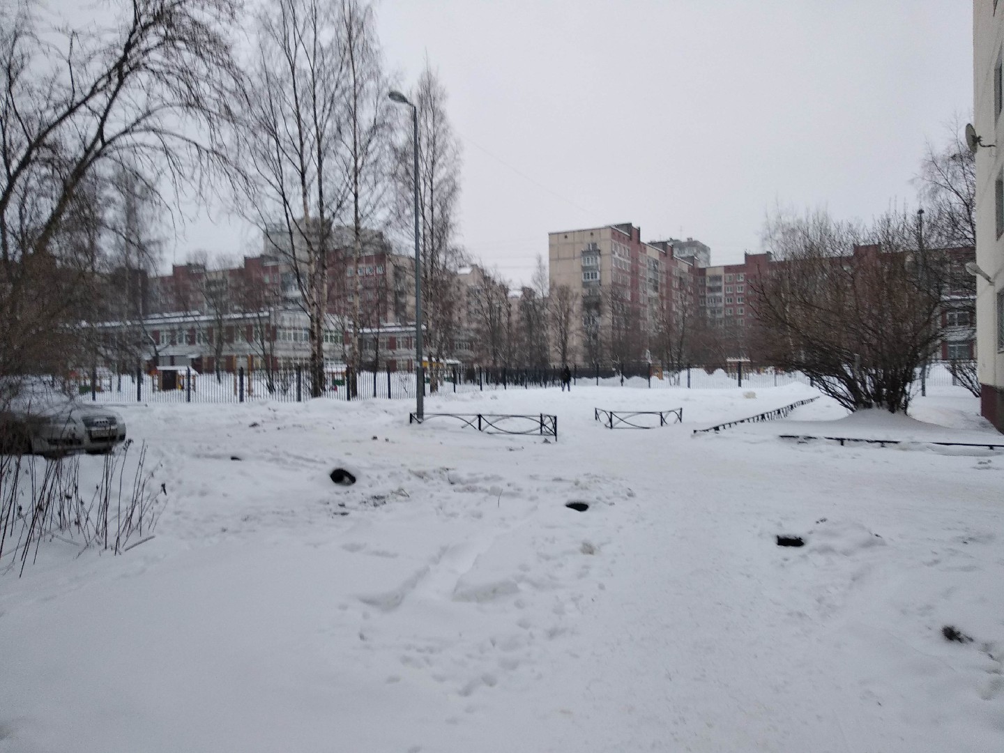 г. Санкт-Петербург, пр-кт. Ударников, д. 21, к. 2-придомовая территория