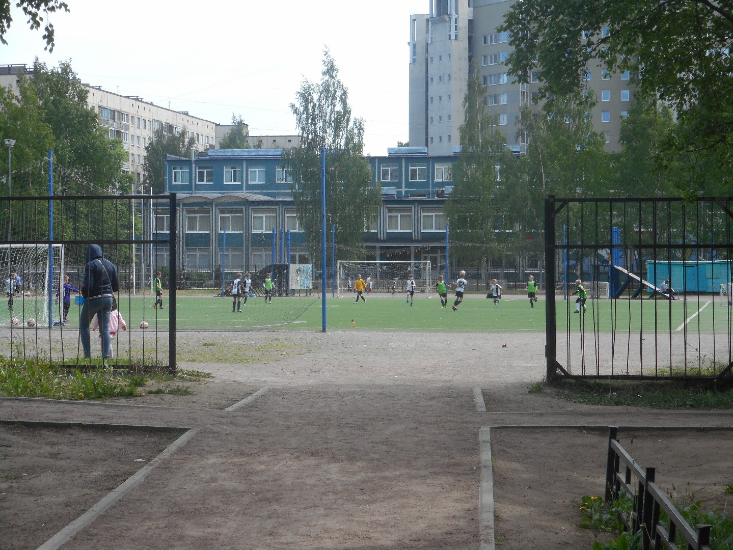 г. Санкт-Петербург, пр-кт. Художников, д. 9, к. 2, лит. А-придомовая территория