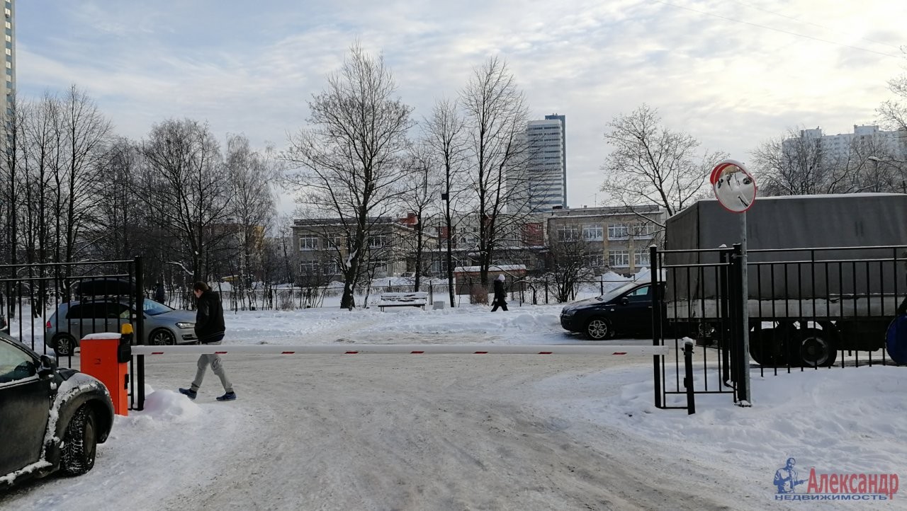 г. Санкт-Петербург, п. Шушары, ул. Первомайская, д. 5, к. 1-придомовая территория